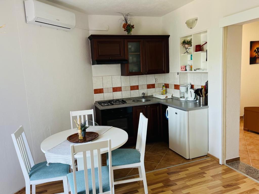 Apartments Adela Polje  Rum bild
